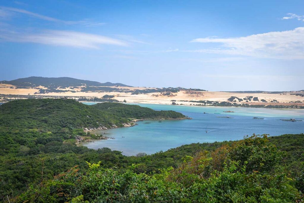 Panoramisch uitzicht over de Van Phong Bay met turquoise water, groene heuvels en zandduinen op de achtergrond — Whale Island ligt midden in deze beschermde baai ten noorden van Nha Trang