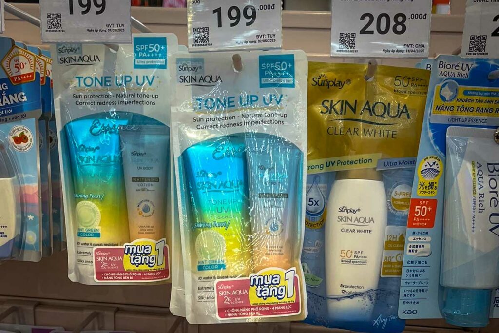 Sunplay Skin Aqua zonnebrandproducten met SPF 50+ op een winkelrek in Vietnam, met prijzen in Vietnamees dong