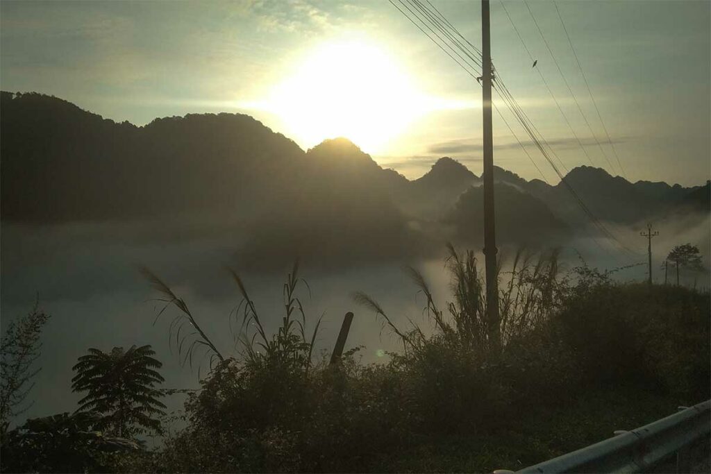 Zonsopkomst boven een wolkendek tussen de bergtoppen bij Lung Pan in Cao Bang