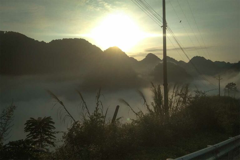 Zonsopkomst boven een wolkendek tussen de bergtoppen bij Lung Pan in Cao Bang