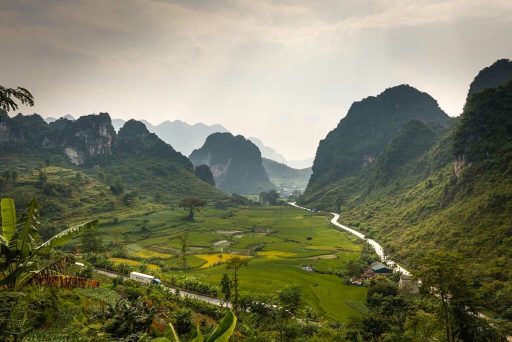 Uitzicht vanaf de Ma Phuc pas over rijstvelden en kalksteenpieken in Cao Bang