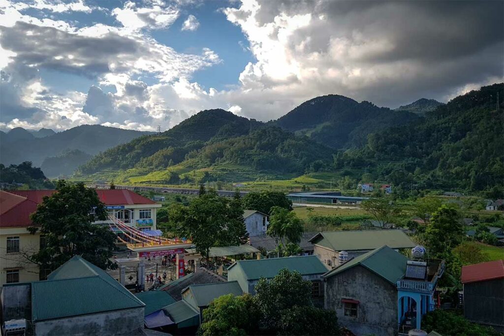Uitzicht over de daken van het stadje Nguyen Binh in Cao Bang, met beboste heuvels op de achtergrond