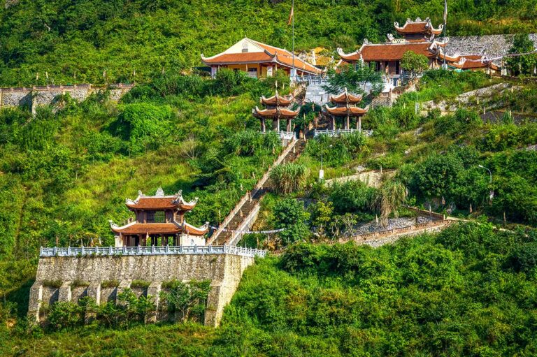 De Truc Lam pagode bij Ban Gioc, met paviljoens en trappen tegen een begroeide berghelling