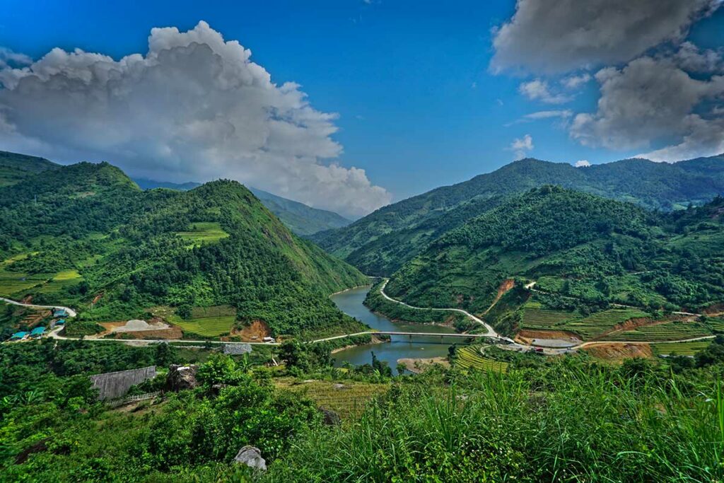 Rivier en bergweg met brug in de vallei bij Ban Ho, ten zuiden van Sapa.