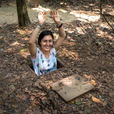 Bezoeker kruipt uit een verborgen tunnelopening bij de Cu Chi Tunnels, gebruikt door Viet Cong-strijders tijdens de Vietnamoorlog