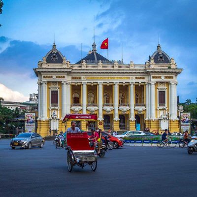 Hanoi Opera House, een statig operagebouw uit de Franse koloniale tijd, geïnspireerd op klassieke Europese architectuur.
