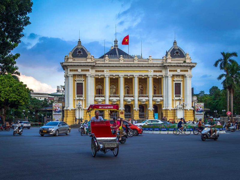 Hanoi Opera House, een statig operagebouw uit de Franse koloniale tijd, geïnspireerd op klassieke Europese architectuur.