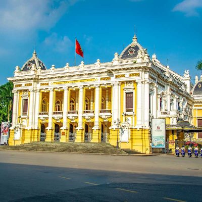 Voorkant van het Hanoi Opera House met neoklassieke gevel aan het plein in de Franse wijk