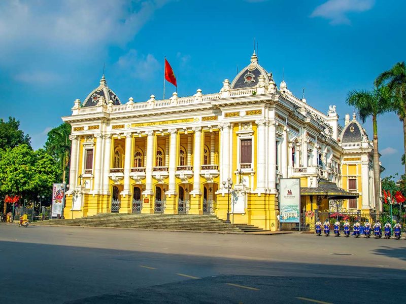 Voorkant van het Hanoi Opera House met neoklassieke gevel aan het plein in de Franse wijk