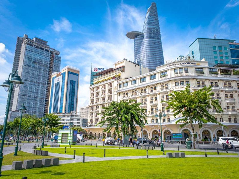Stadsgezicht van Ho Chi Minh City met het Majestic Hotel, moderne hoogbouw en de Bitexco Financial Tower langs de boulevard in het centrum van Saigon