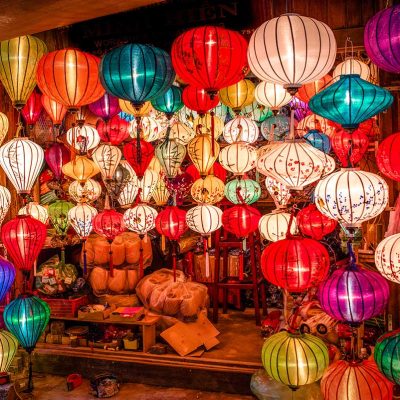 Kleurrijke lampionnen op de nachtmarkt van Hoi An, met handgemaakte lantaarns, souvenirkraampjes en drukte in de avonduren