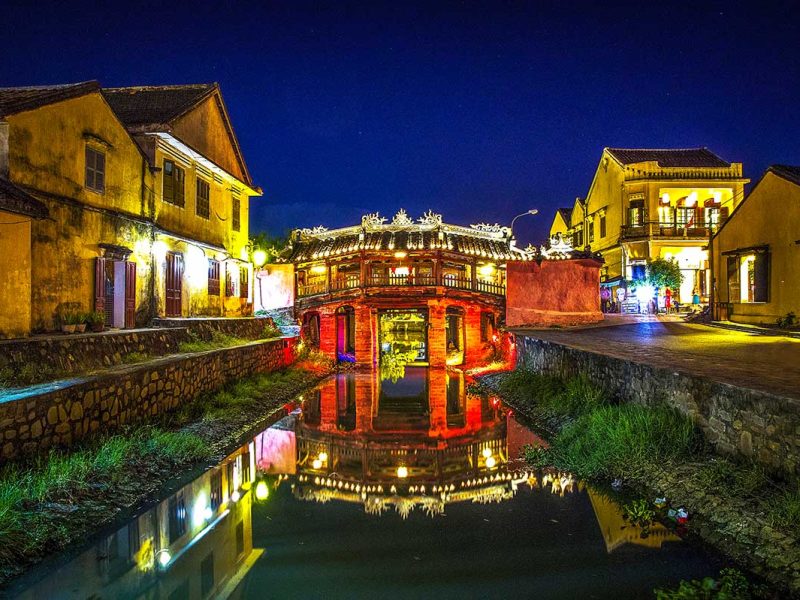 de Japanse Brug in Hoi An in de avond