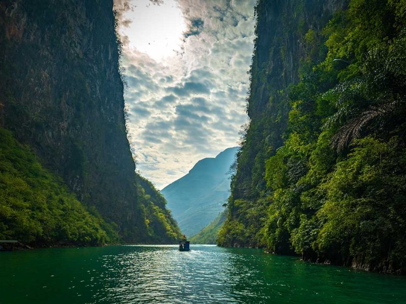Boottocht op de turquoise Nho Que River tussen hoge kliffen van de Tu San Canyon in Ha Giang.