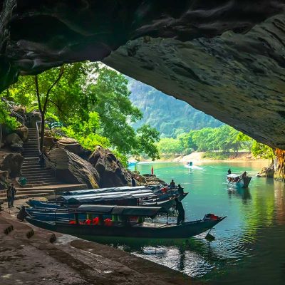 Boten bij de ingang van Phong Nha Cave, waar bezoekers per boot de grot binnenvaren vanuit Son Trach in Phong Nha National Park.