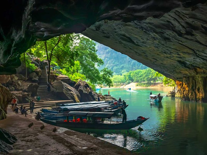 Boten bij de ingang van Phong Nha Cave, waar bezoekers per boot de grot binnenvaren vanuit Son Trach in Phong Nha National Park.