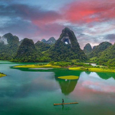 Meer bij Angel Eye Mountain in het regenseizoen, met hogere waterstand en intens groene heuvels rondom Nui Thung in Cao Bang.