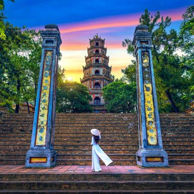 Zicht op Thien Mu Pagoda in Hue vanaf de binnenplaats, met de iconische zeven verdiepingen hoge toren op de achtergrond.