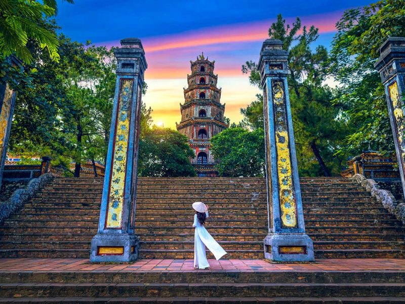Zicht op Thien Mu Pagoda in Hue vanaf de binnenplaats, met de iconische zeven verdiepingen hoge toren op de achtergrond.